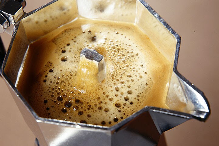 Cafetera italiana llena de café