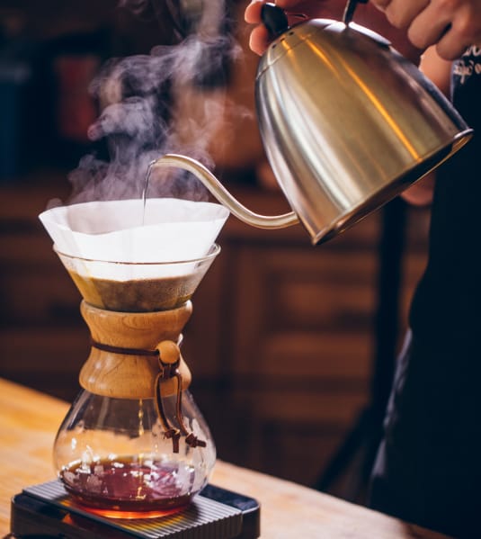 Método de preparación de café con cafetera CHEMEX - Café Tierra y Nube